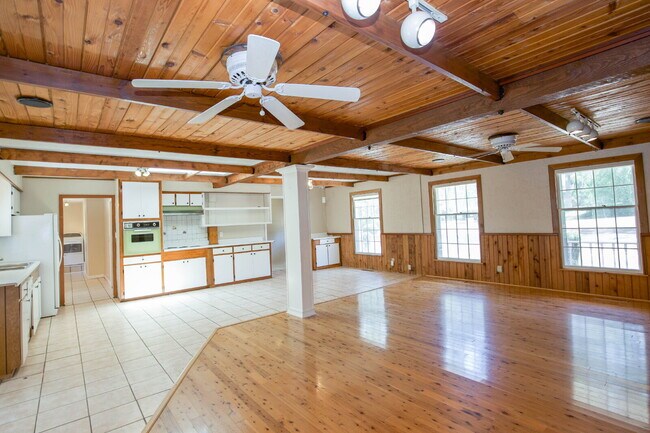 Building Photo - Retro Ranch only minutes from downtown Sou...