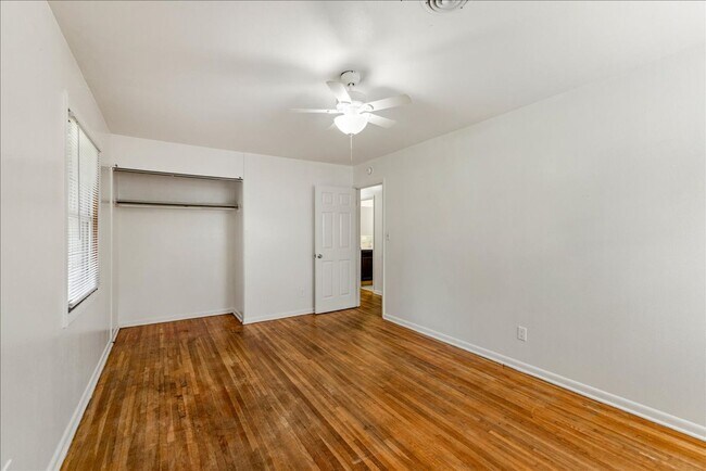 Building Photo - 109 S Chapel Dr