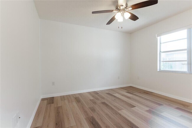 Building Photo - 6520 Meadowbrook Ln