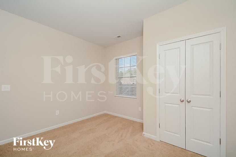 Building Photo - 302 N Great White Way