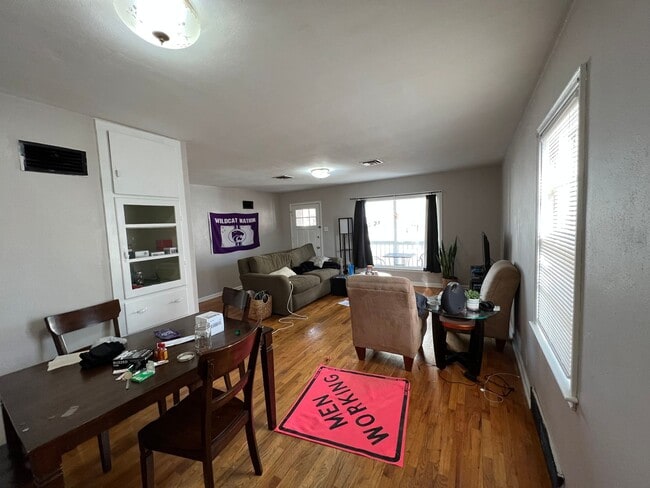 Building Photo - 2 Bedroom Main Floor Unit Available August 1, 2026!