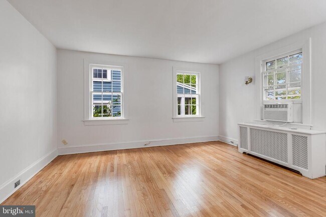 Building Photo - 4215 Chesapeake St NW