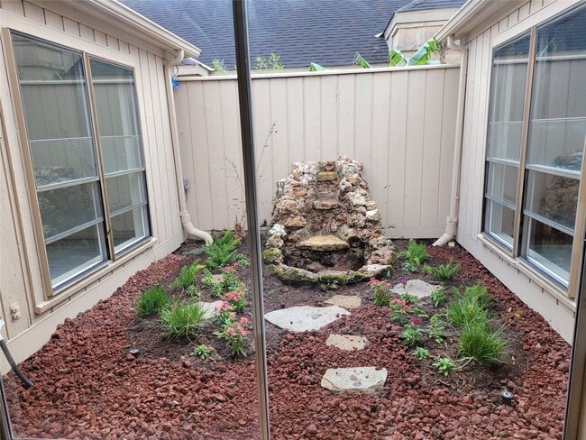 Building Photo - 406 Fox Briar Ln