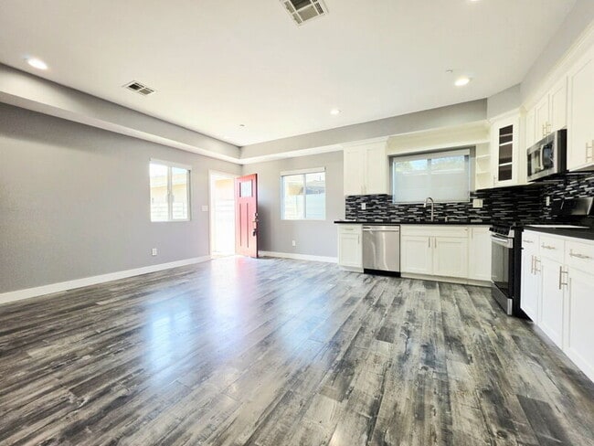 Building Photo - 631 W 83rd St