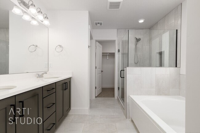 Building Photo - 3 Bedroom, 2.5 Bathroom Townhome in Auburn...