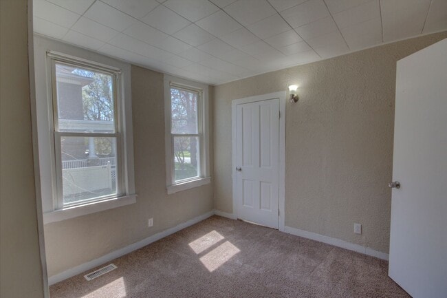 Building Photo - 2 bed home