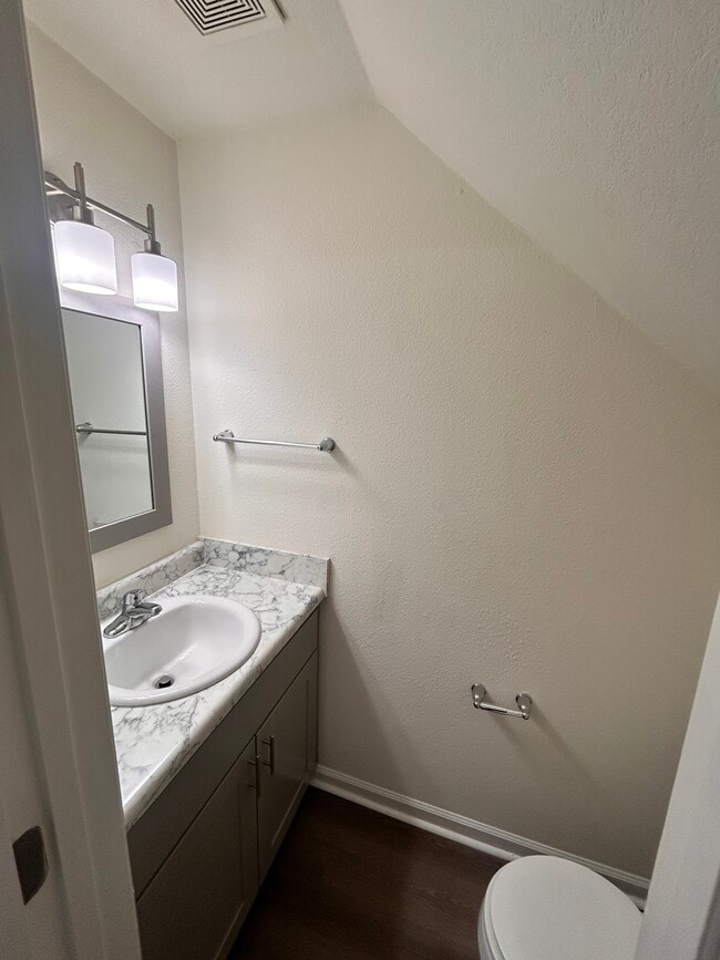 Building Photo - 1121 Fords Pointe Cir