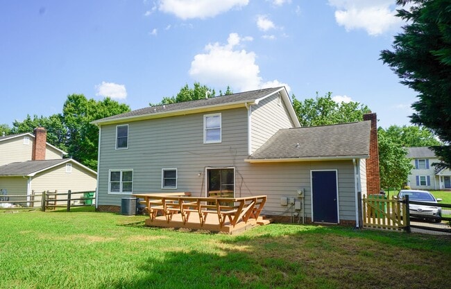 Building Photo - UNCC Area.  2 story 4 BR 2 1/2 BA Large Fe...
