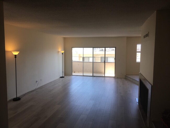 large balcony - 11820 Mayfield Ave