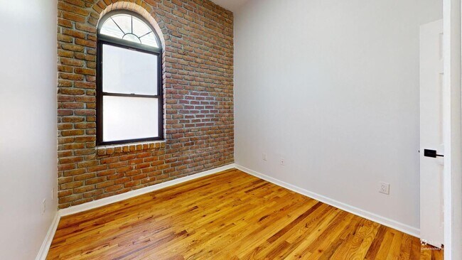Building Photo - 436 Graham Ave