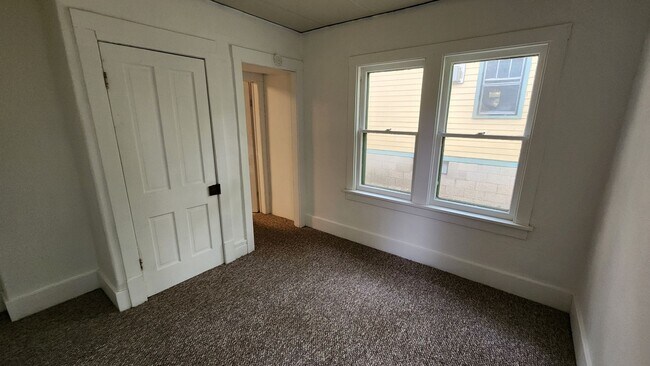 Building Photo - 211