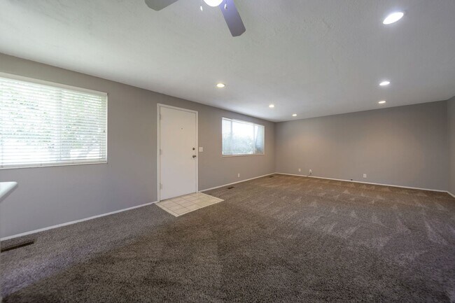Building Photo - Charming Condo in Meadowbrook Village w 1 ...