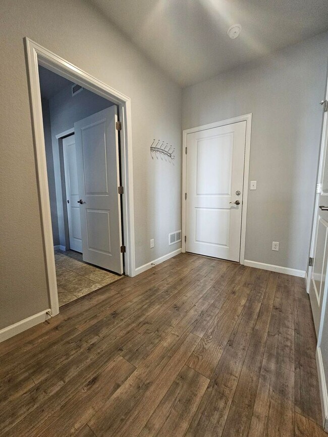 Building Photo - Contemporary townhome in Great Location