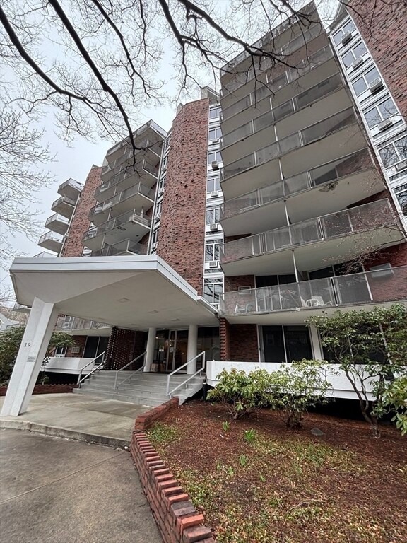 Building Photo - 19 Winchester St