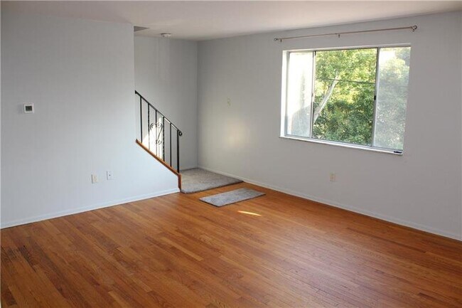 Building Photo - 1415 Pine Hollow Rd