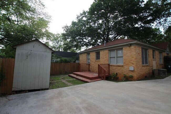 Building Photo - 3 Bedroom, 1.5 Bath Home in Central Tyler!