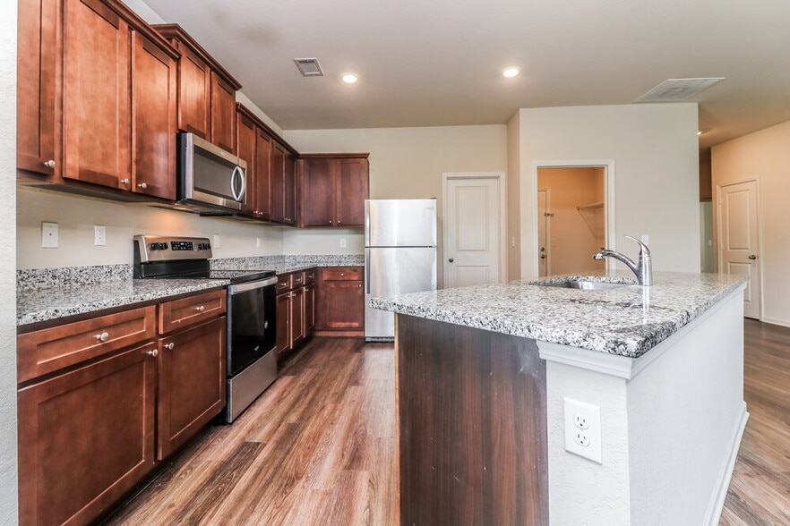 Building Photo - 108 Brook Dr