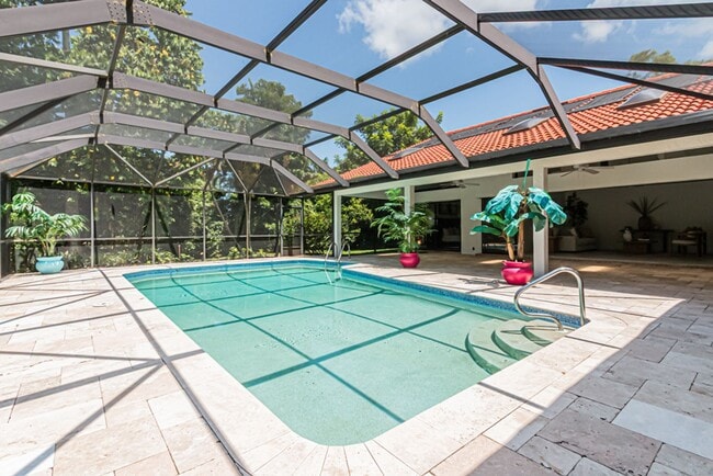 Building Photo - Newly Renovated 3 Bedroom Pool Home in Des...