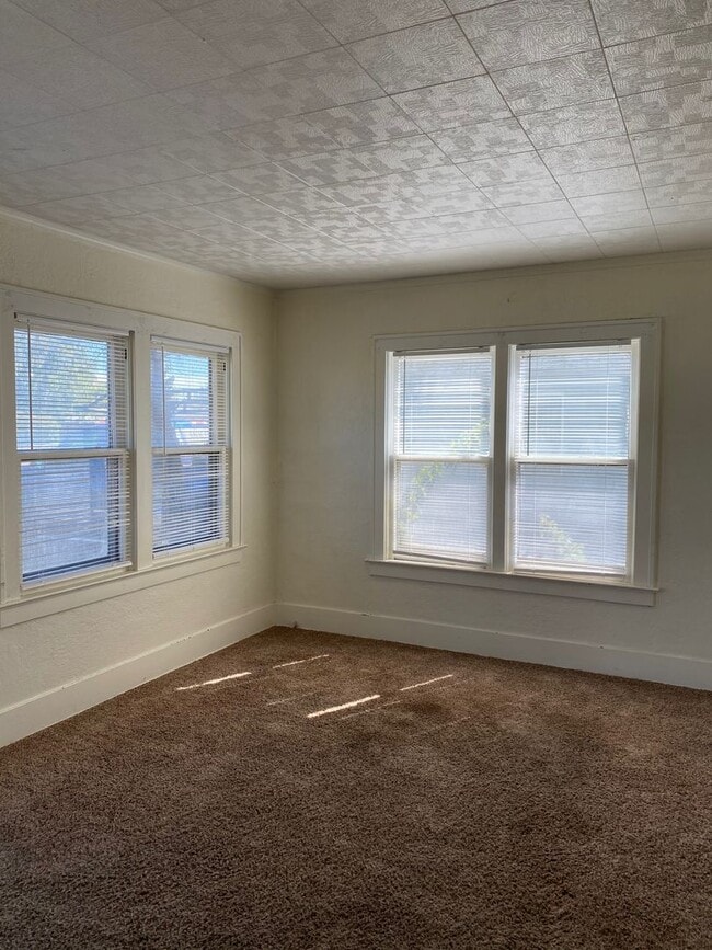 Building Photo - Single Family Home Bungalow-two bedroom/one bath-laundry