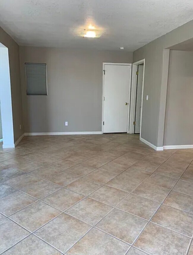 Building Photo - 7888 N Pinesview Dr