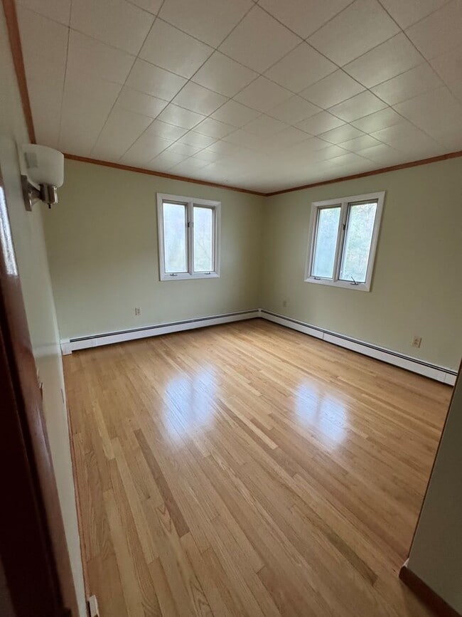 Building Photo - Spacious 3 Bedroom Home Available Now