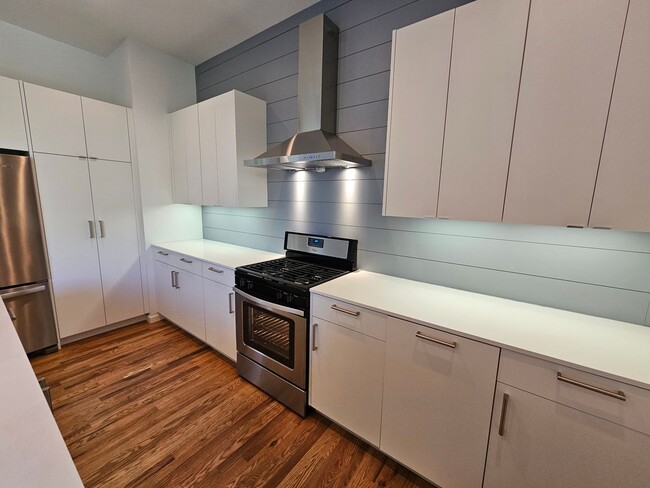 Building Photo - Minutes from Downtown, Uptown, Henderson, ...