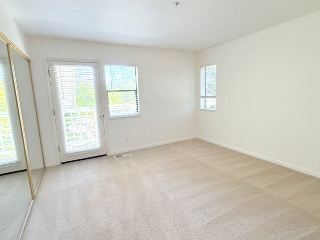 Building Photo - Fabulous Townhouse at Ashford Court - Close to BART, Downtown & Trails !