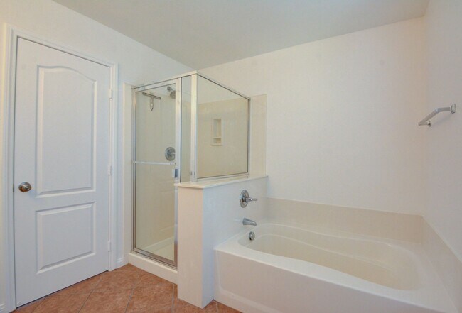 Building Photo - Fabulous 3 bed/2.5 bath two-story home in ...
