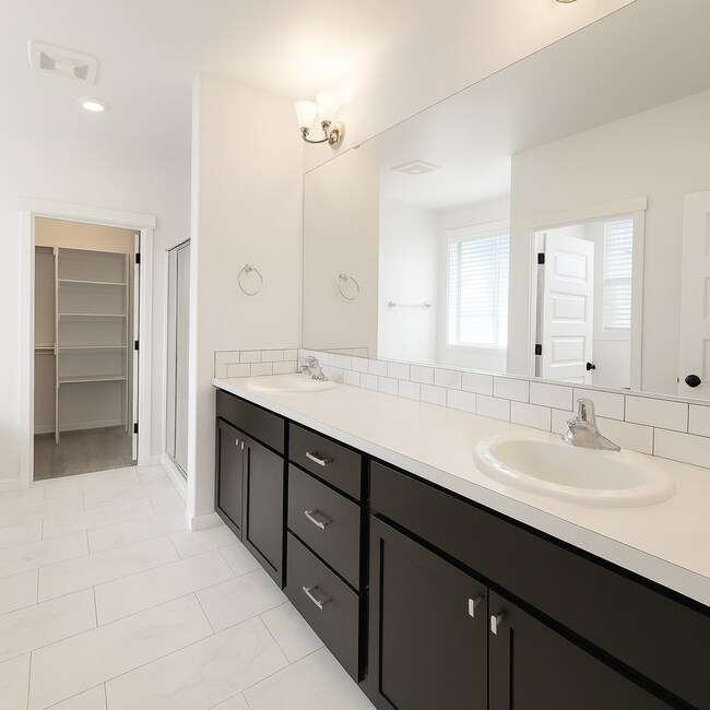 Building Photo - MOVE IN READY! Welcome Home! 3 bed/2 bath in West Richland