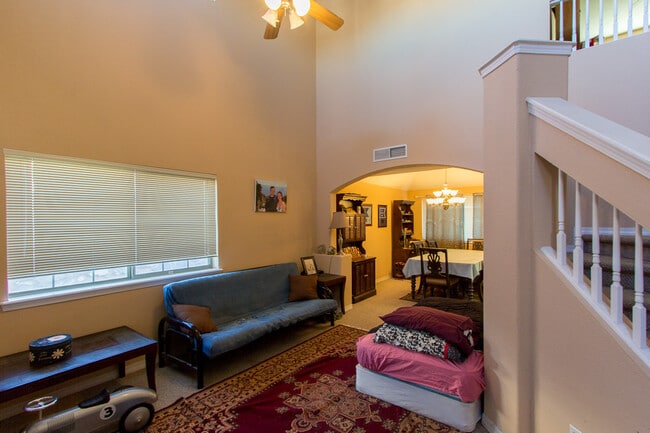Building Photo - BEAUTIFUL EASTSIDE HOME WITH POOL