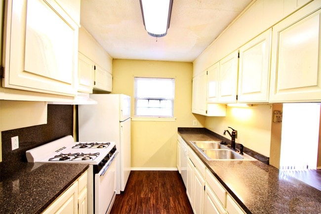 Building Photo - 7917 Hermitage Dr