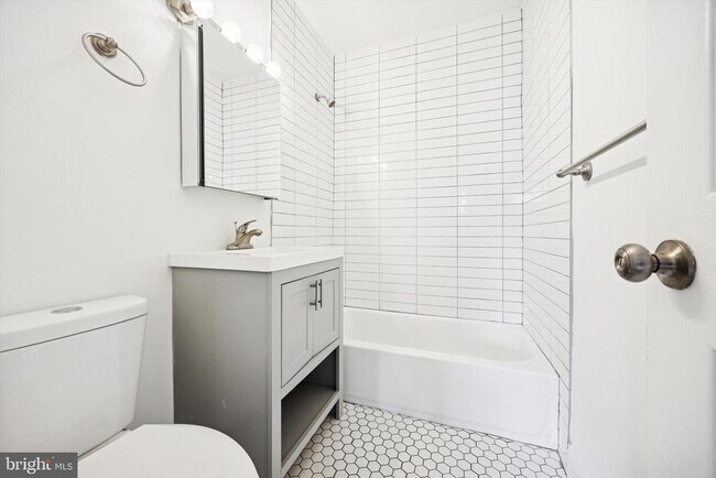 Building Photo - 319 S 10th St