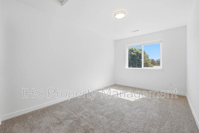 Building Photo - 714 W 13th St