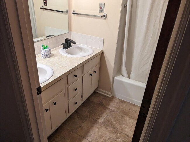 Building Photo - 2907 Greenbriar Dr