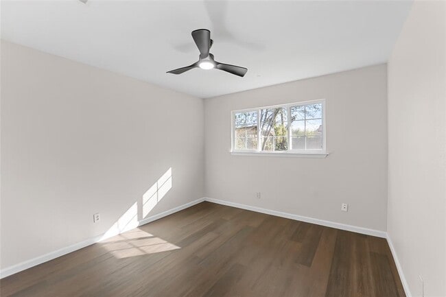 Building Photo - 903 E Logan St