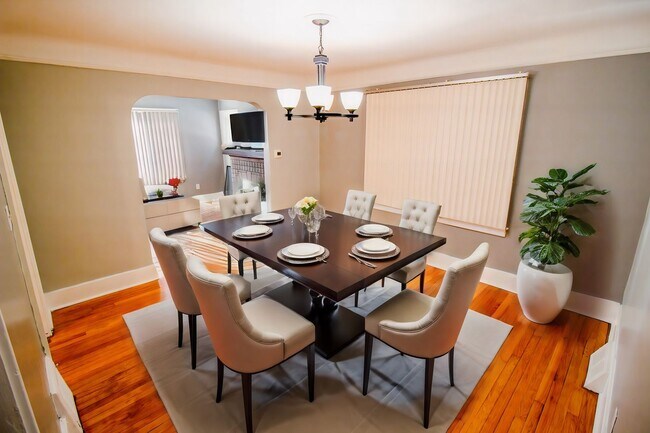 Building Photo - Large 4 Bedroom Home