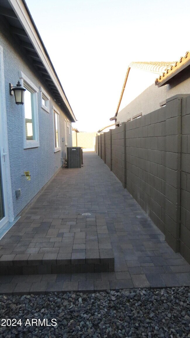 Building Photo - 7710 W Jackrabbit Ln