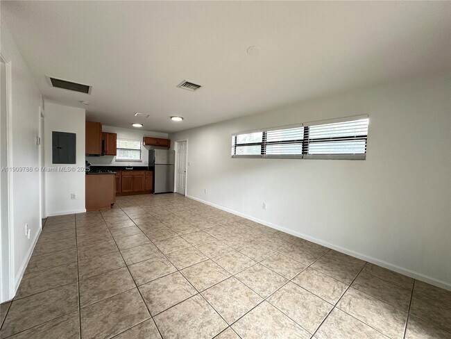 Building Photo - 1045 NE 10th Ave