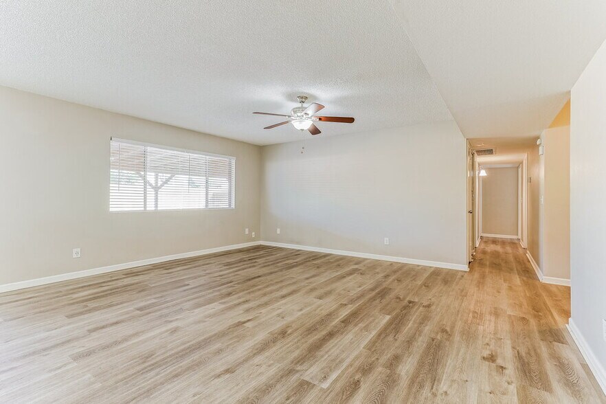 Building Photo - 664 S Robin Ln