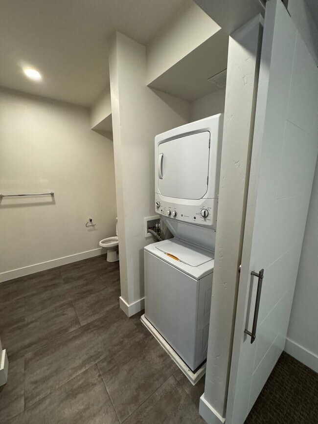 Building Photo - 1 Bedroom 1 Bath in SLC! Internet and cabl...