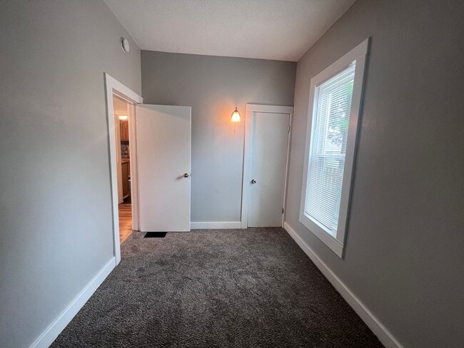 Building Photo - Wonderful and Spacious Three Bedroom Home Minutes from Downtown Grand Rapids!!