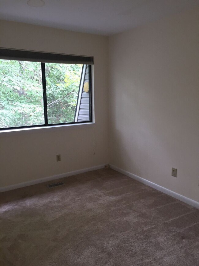 Building Photo - Modern 3BR Condo in Finley Forest – Prime Chapel Hill Location near UNC & RTP