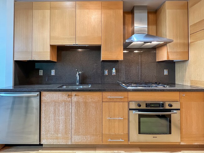 Building Photo - Beautiful 1 Bed 1 Bath Waterfront Condo w/...