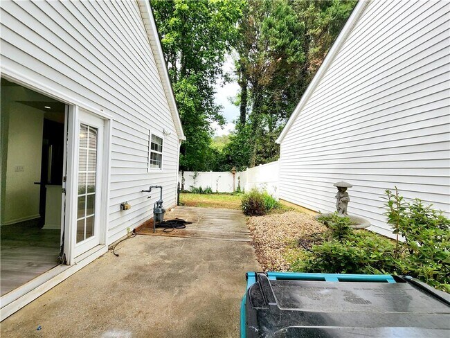 Building Photo - 645 Crossbridge Alley