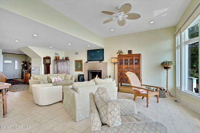 Building Photo - 323 Cove Dr