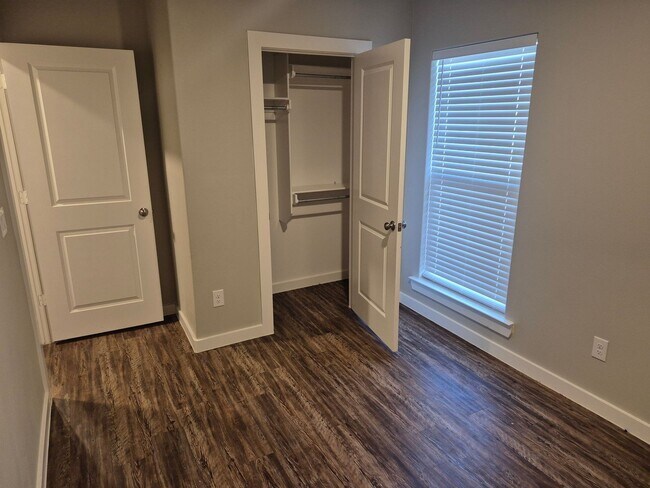 Building Photo - 501 E 21st St