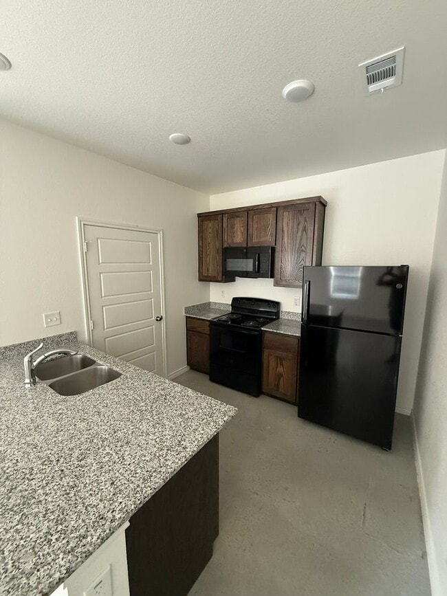 Building Photo - 121 Wind Ridge Dr