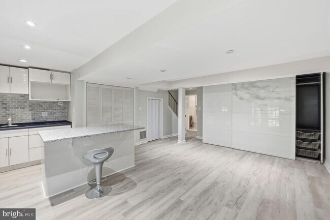 Building Photo - 8562 Tyrolean Way
