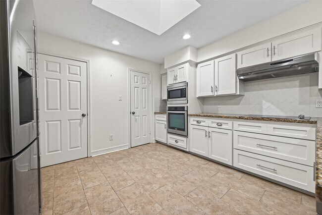 Building Photo - 14222 Stokesmount Dr
