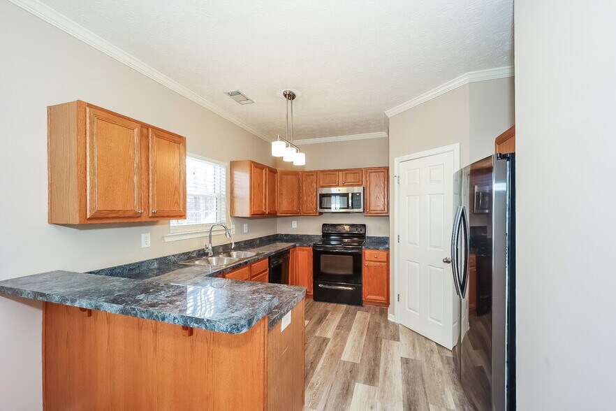Building Photo - 55 Roxbury Ln